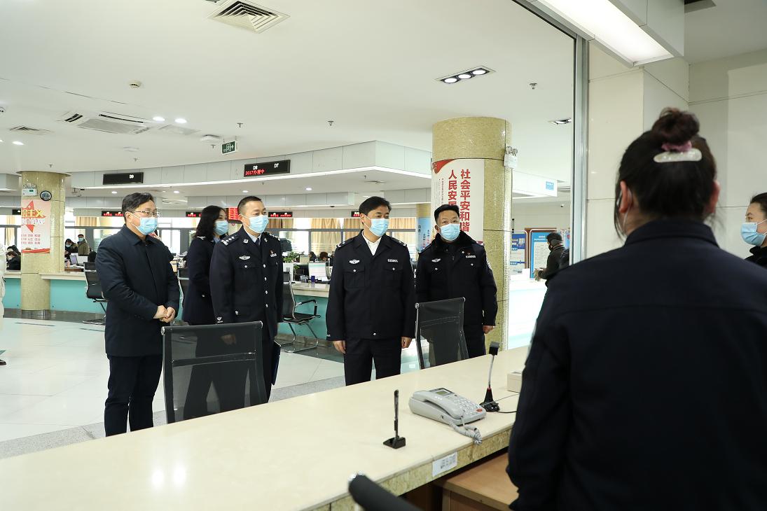 伍春宏副市长赴市政务服务中心出入境窗口检查督导工作