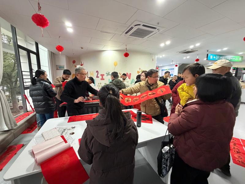 政务服务中心里的别样年味